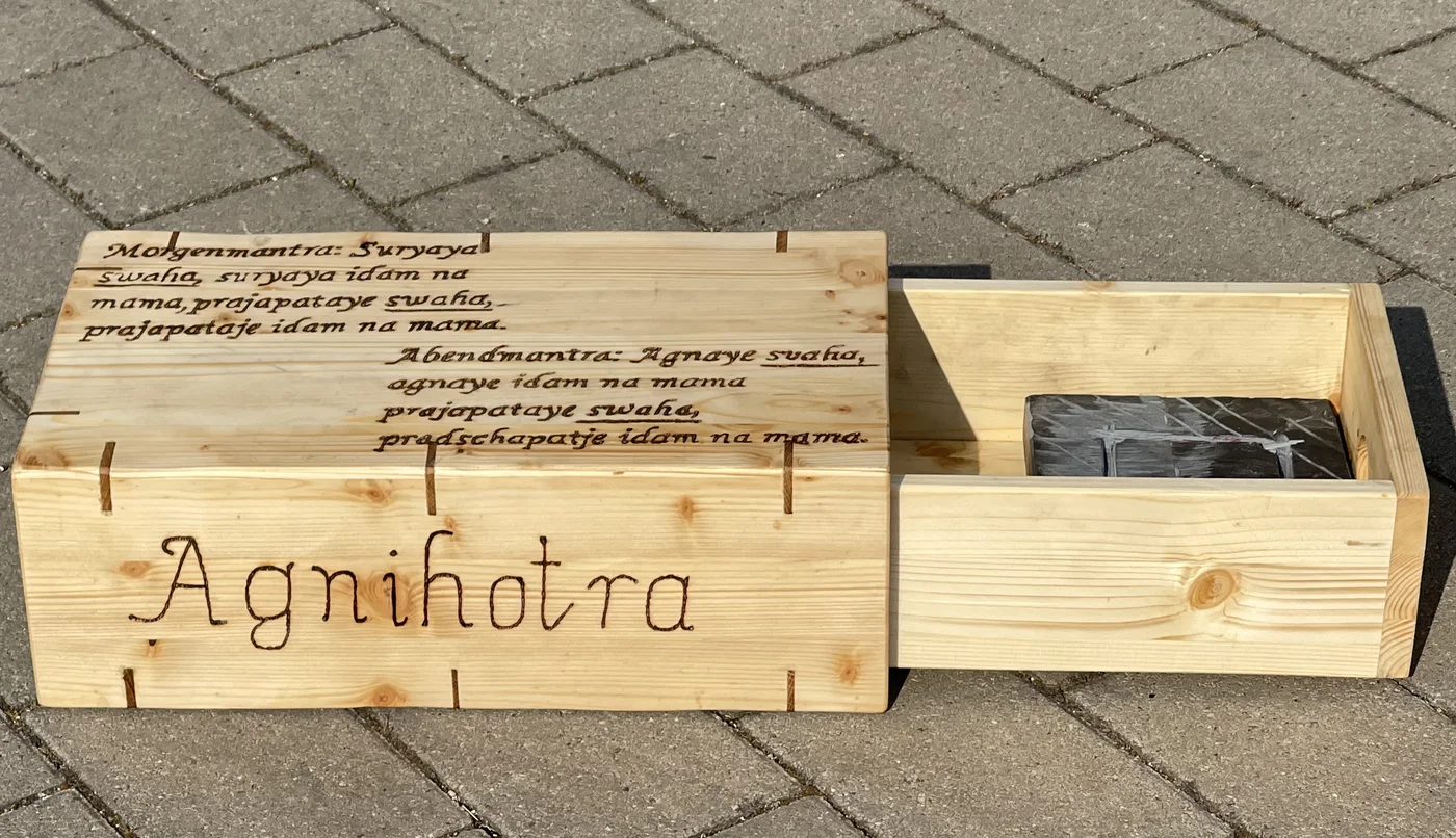 Agnihotra-Set aus Holz mit eingebrannten Mantras und Kupfergefäß