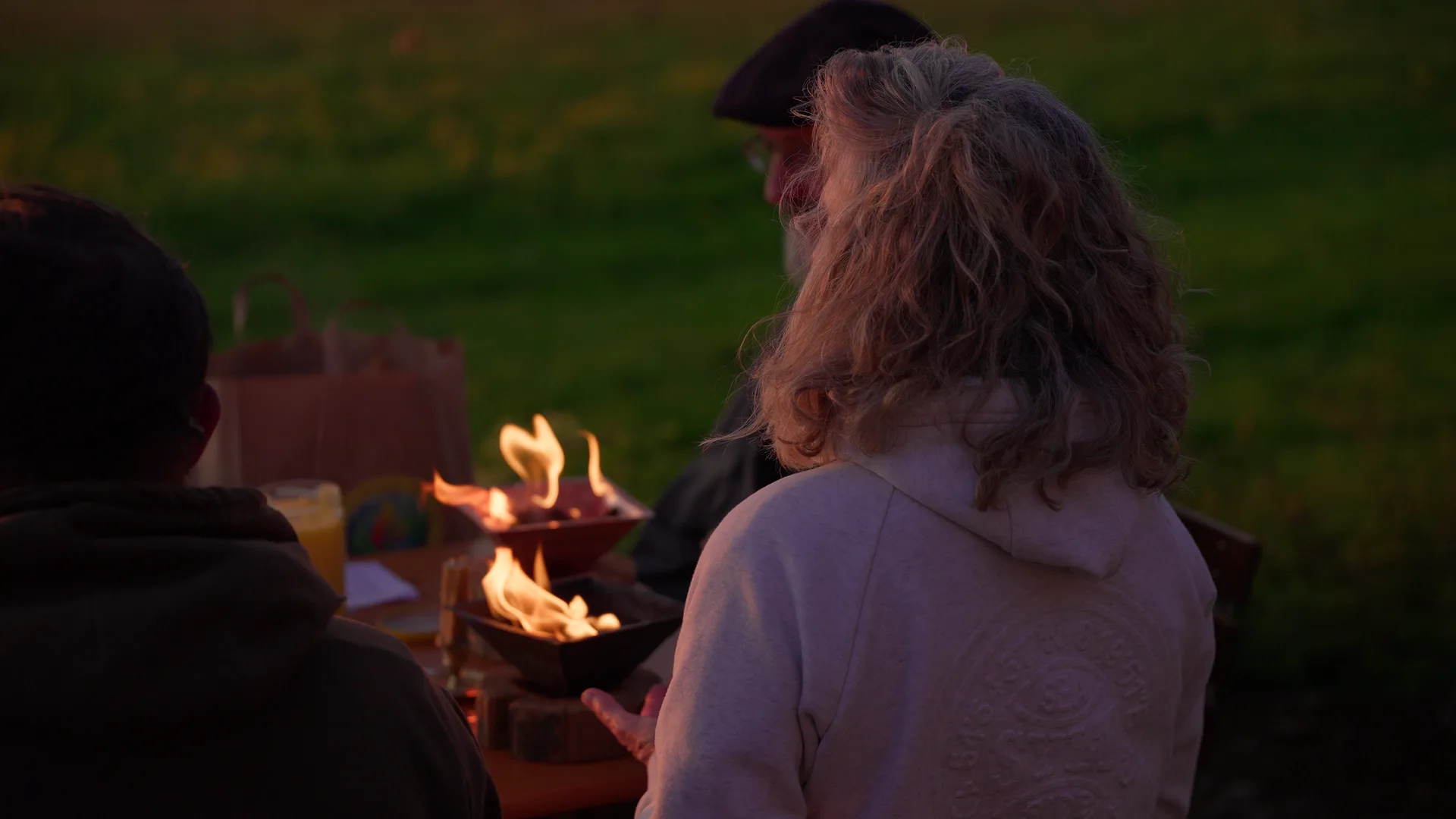 Gemeinschaft beim Agnihotra in der Abenddämmerung